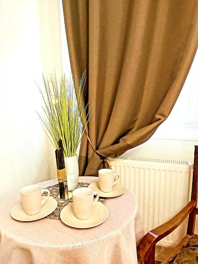 Nora Studio Apartman - Eger Lägenhet Exteriör bild